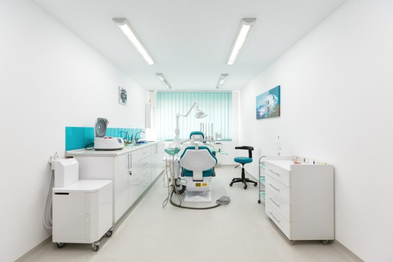Sală de tratament cu două unituri dentare, clinica din Timișoara