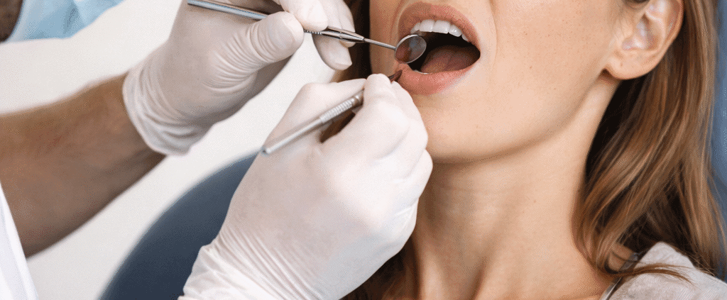 durere de dinți Timișoara – pacient la stomatolog în timpul tratamentului