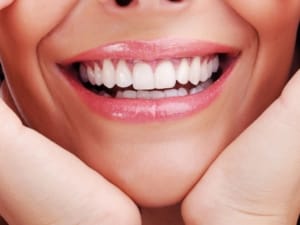 Zâmbet sănătos obținut prin servicii stomatologice complete Timișoara