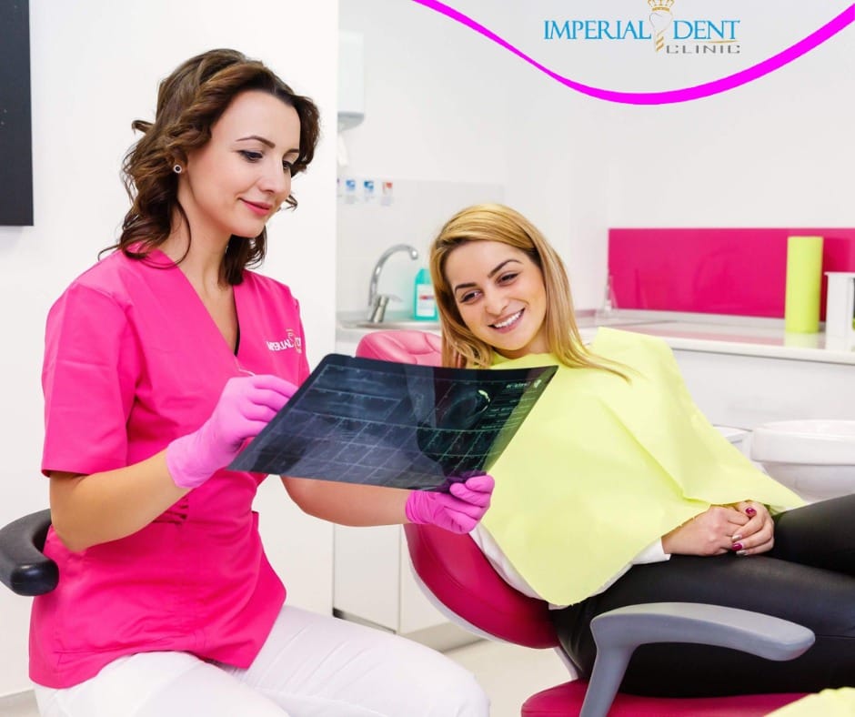 Dr. Cecilia Mureșan explicând unei paciente investigația pentru implant dentar la Imperial Dent Timișoara