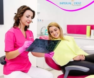 consultație implant dentar Timișoara – medic explicând planul de tratament