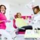 medic stomatolog și pacient în timpul unei consultații pentru urgență dentară la Imperial Dent Timișoara