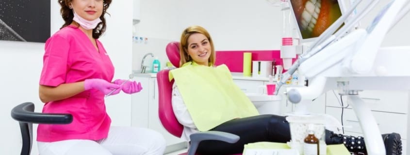 medic stomatolog și pacient în timpul unei consultații pentru urgență dentară la Imperial Dent Timișoara